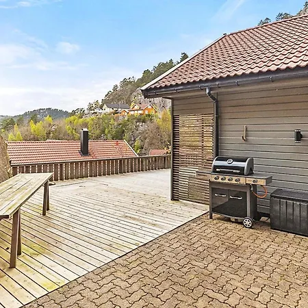 10 Person In Lindesnes-by Traum Lonestranda