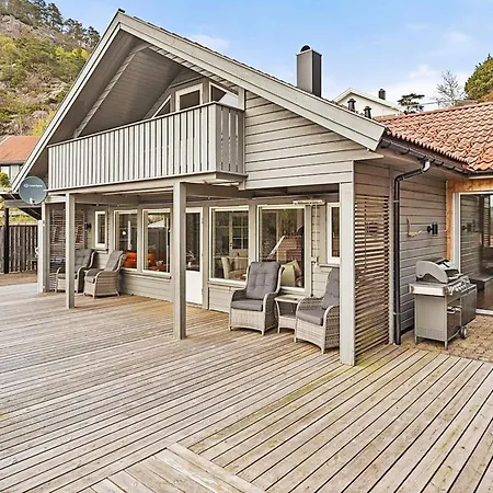 10 Person In Lindesnes-by Traum * Lonestranda